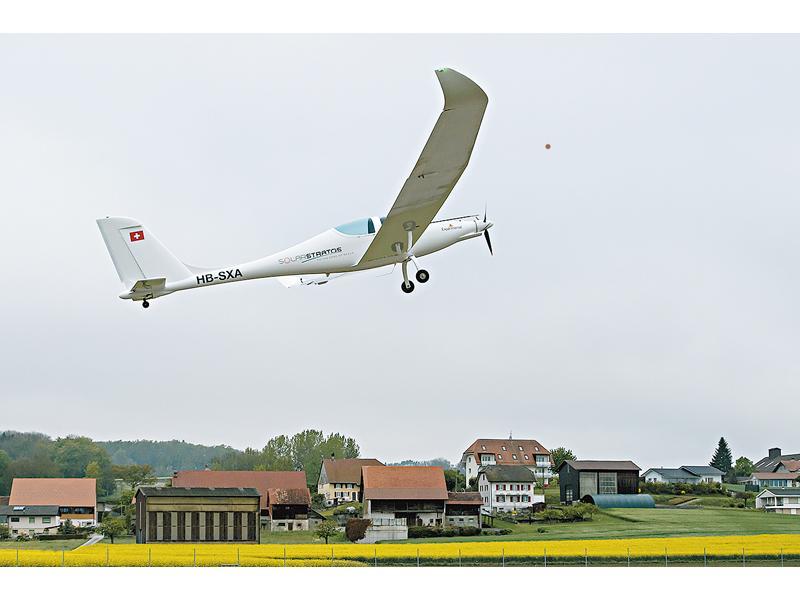 首架目標到達平流層的太陽能飛機日前在瑞士進行初次低海拔試飛