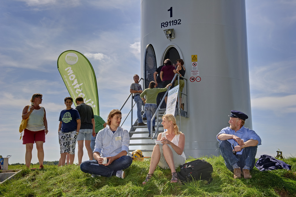 綠色和平能源合作社於Suderburg 辦理活動，讓地方民眾近距離認識風機。