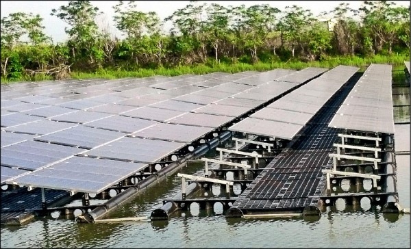 浮動式（水域型）太陽能發電系統在水面設置，是南市首度推動。