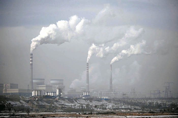 傳統工業排放廢氣意象圖