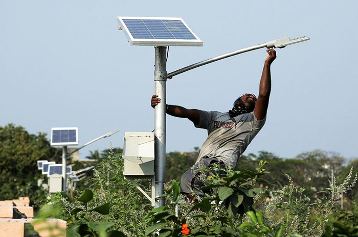 印度清奈市工人在一個公園裝設太陽能路燈