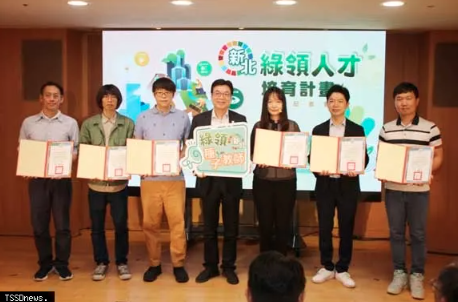 新北市副市長劉和然也頒發了全國首批六位技職綠領種子教師證書。(記者王志誠攝)