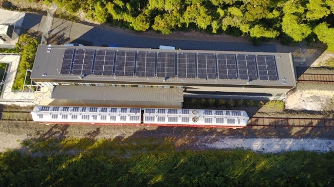 觀光列車「紅色響尾蛇號」加裝太陽能發電板，為火車提供推動摩打運行的潔淨電力。
