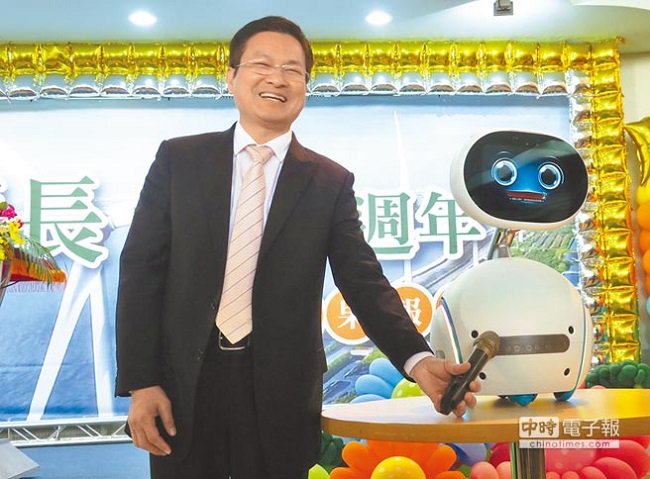 魏明谷就職3周年典禮，打出「綠能文化、智慧彰化」願景，最萌的智能機器人ZENBO也以神祕嘉賓身分獻上祝福，讓魏明谷笑開懷。