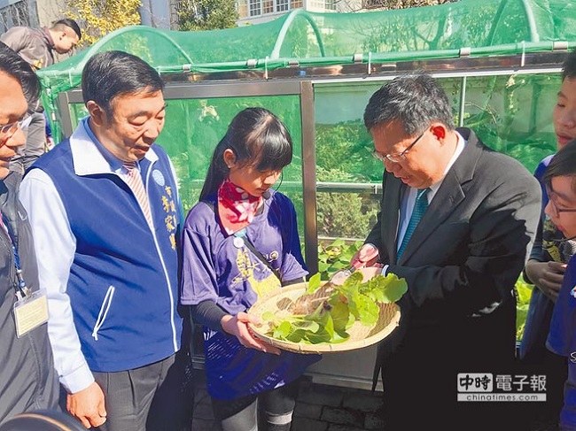 中平國小使用太陽能及風力結合魚菜共生