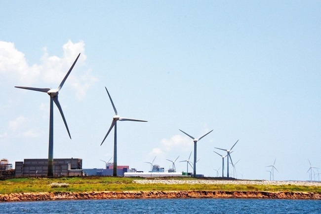再生能源發電計畫的重頭戲-離岸風電廠的建置，吸引了各國離岸風電業，前往彰化外海為主的海域插旗，被稱為「八國聯軍」。