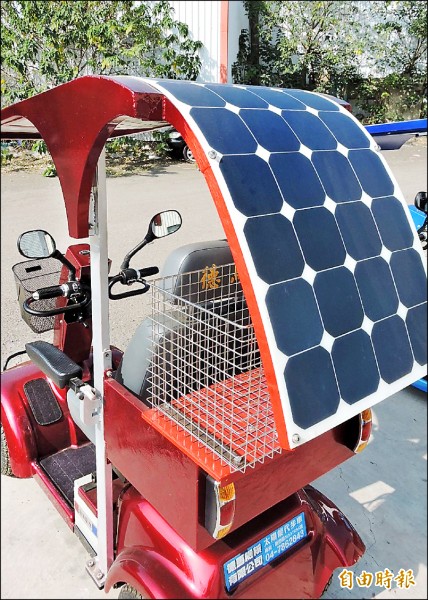 黃明義所開發的太陽能代步車，使用可彎曲的太陽能板，增加充電效能。