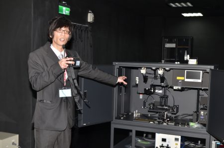 中央大學助理教授陳家原傾所有心力建置國際一流實驗室，並掌握太陽能電池校正與性能評價關鍵技術，具國際競爭力。