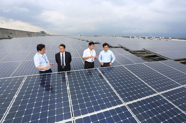 台中市長林佳龍參觀友達台中廠屋頂建置的森勁太陽能電廠，利用太陽能板發電情況