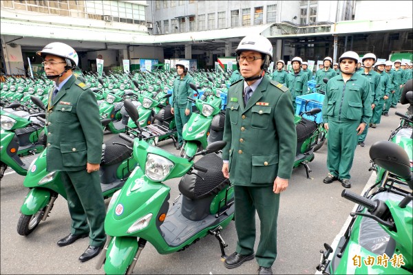 中華郵政率國營事業之先，購置一六二七輛電動機車，昨天成軍誓師，代表色綠色一字排開，也將作為推動綠能象徵，響應空污課題。