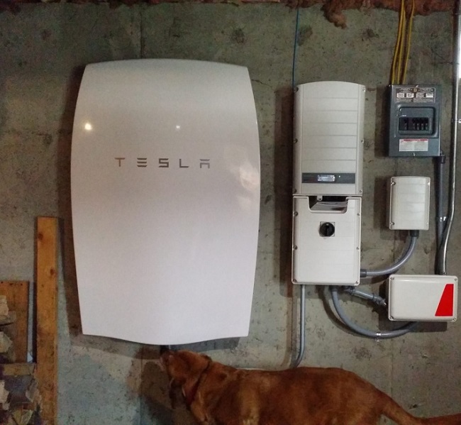  Tesla 和 SolarCity 合併後，太陽能屋頂將會搭配 Tesla 的家用電池產品 PowerWall