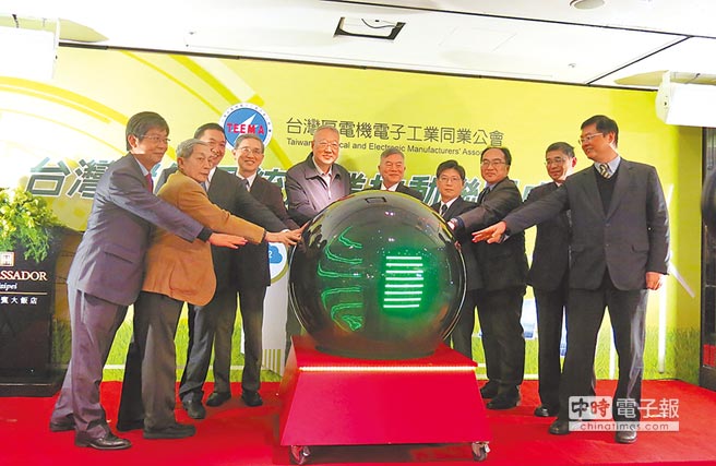 台灣區電機電子工業同業公會31日成立「台灣儲能系統產業推動聯盟」，經濟部長沈榮津（右5）、電電公會理事長郭台強（左5）出席啟動儀式。