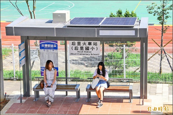 太陽能候車亭節能環保，也提升候車民眾的安全性。