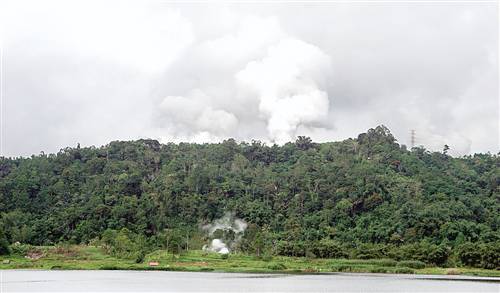 印尼北蘇拉威西省一處山水環繞的地熱發電廠