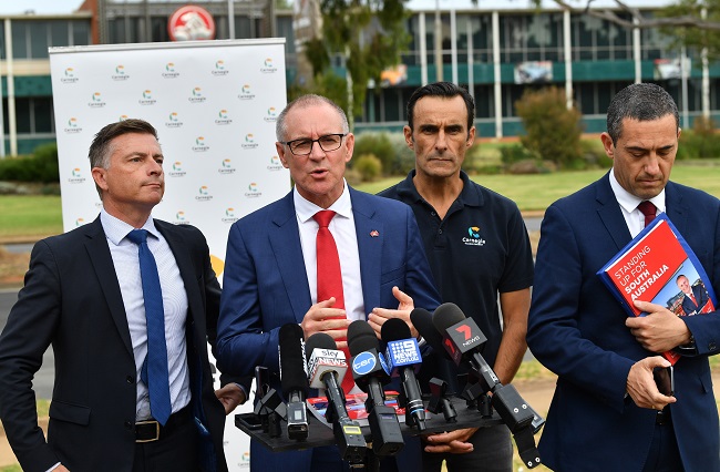 南澳省長韋德里（左二）昨日承諾，倘若當選會增加該省的再生能源目標至75。