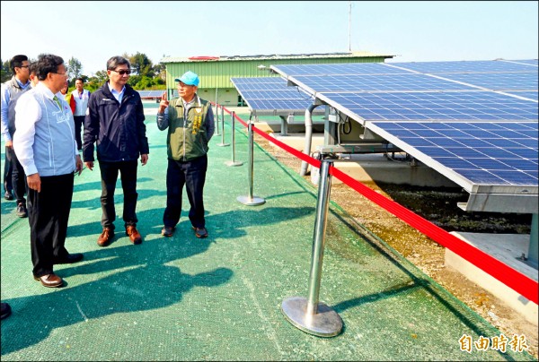 桃園市長鄭文燦（左）現勘新屋區後庄掩埋場設置太陽光電容量的運轉成果。