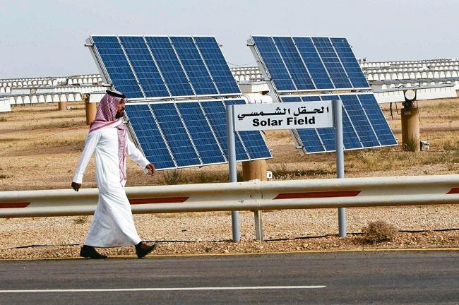 沙國致力於成為再生能源大國。圖為一名沙國男子行經首都利雅德的太陽能電廠。