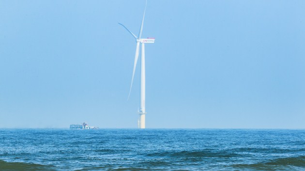 上緯在苗栗外海豎起的兩支離岸風力發電示範機，2017年4月拿到首張離岸風電執照。