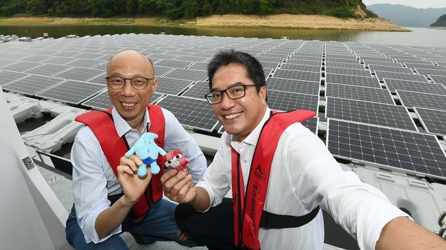 黃偉綸（右）與黃錦星（左）行孖咇參觀浮動太陽能發電板。