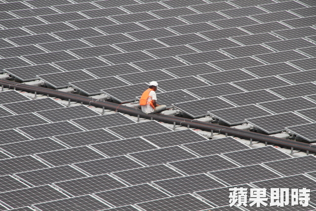太陽能板施作中的工人