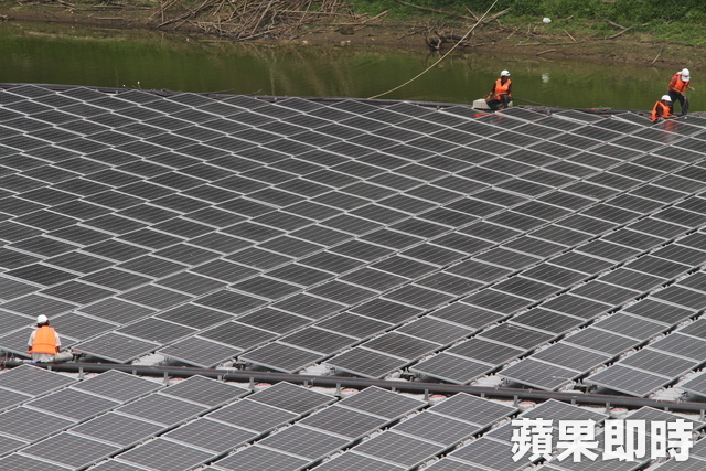 每列有22塊太陽能板，總共在湖面上設置6688塊太陽能板。