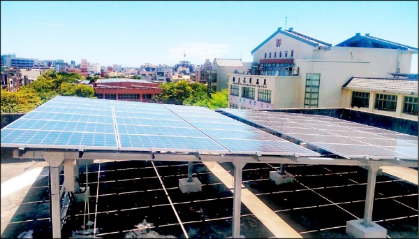 設置在花蓮高農頂樓的太陽能光電板，共設置達三千多片，設置容量八百二十千瓦，一年可發電一百萬度。