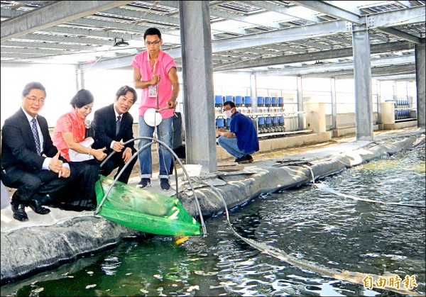 行政院長賴清德（左三）、代理市長李孟諺（左一）參訪漁電共生室內白蝦養殖場。