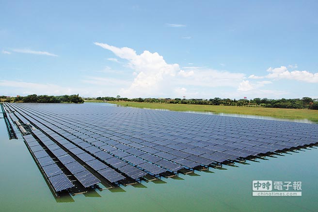 全台最大的水域型太陽能光電設施，從高處鳥瞰，比附近的農田還要壯觀。