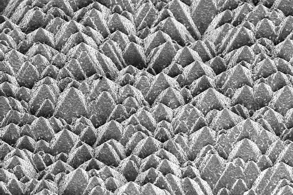 矽表層像一片「金字塔」
