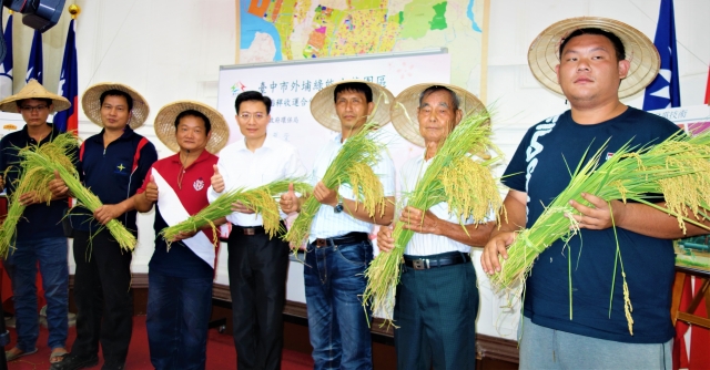 環保局14日舉行外埔綠能生態園區稻稈收運合作意向書記者會，由外埔、潭子稻米產銷班組團共同簽署。