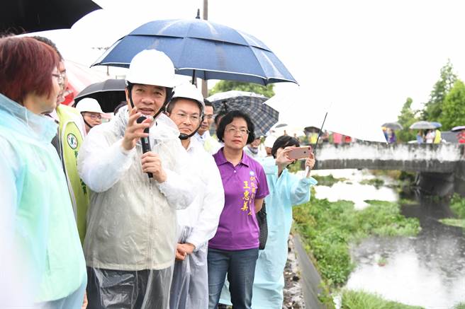 行政院長賴清德18日下午視察彰化陸港溪整治工程。