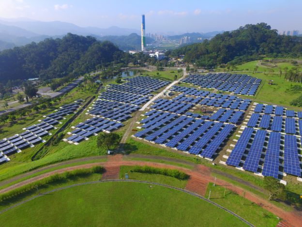 台北市木柵的福德坑環保復育公園，有台灣第一座已完工發電的掩埋場太陽能電廠。