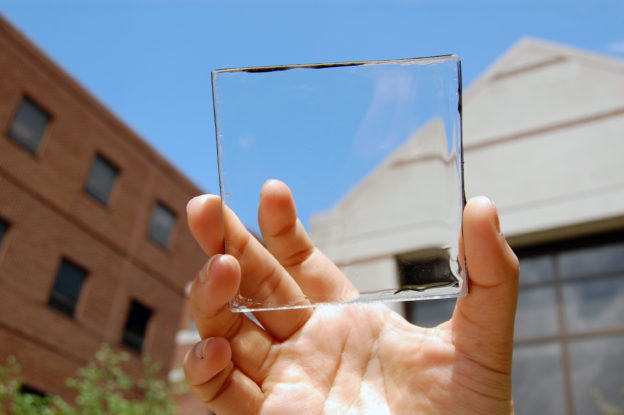 首圖來源：密西根州立大學 不少科學家為了擴大太陽能板應用範圍，著手研究透明太陽能窗戶