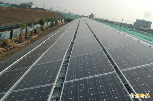 雲林縣府制定「太陽光電設施管理自治條例」，使用清潔劑清洗光電板罰10萬，確保環境免於污染。（記者林國賢攝）