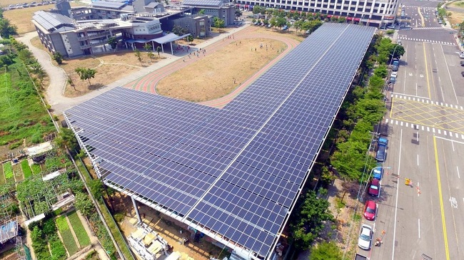 高雄市鳳翔國中設置全國首座太陽能發電風雨球場，每年約可貢獻萬度發電量，供應約350戶的年用電量。圖／高雄市教育局提供