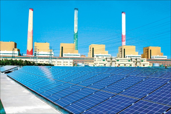 台中火力電廠太陽光電設施。（台電提供）