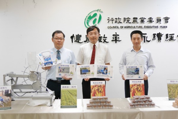 農委會台東區農改場研發出全台首創太陽能播種機，讓種植台灣藜和小米的農民，可以快速完成播種。（圖由農委會提供）