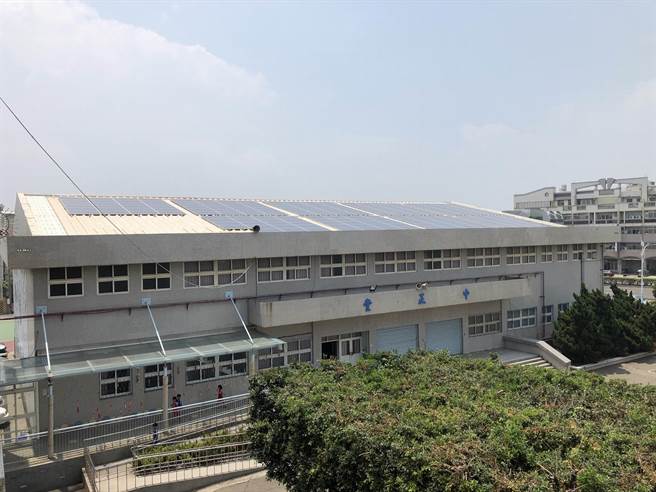 台中市目前共有90所學校的屋頂，設置太陽能板，圖為台中市梧棲國小的太陽光電系統。（圖／台中市教育局提供）