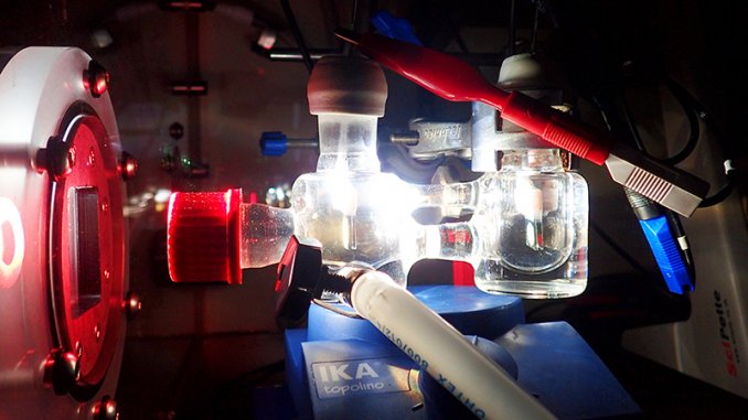 實驗室中模擬太陽光照射的光電化學電池
