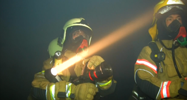 新一代流體驅動緊急照明技術在視線不佳的火場中，以消防水流驅動渦輪發電，將救災的撒水與照明功能合而為一