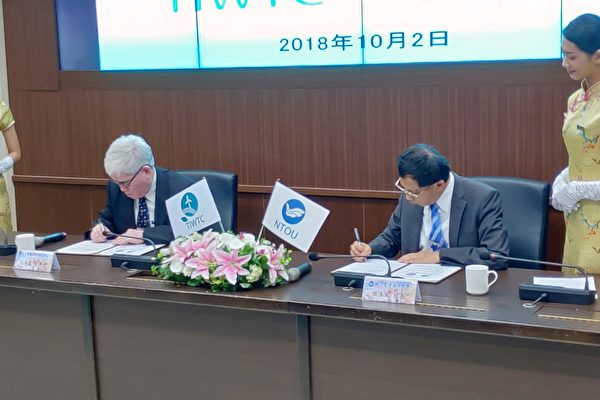 海洋大學校長張清風（右）與臺灣風能訓練公司董事長鍾英鳳（左）簽署合作備忘錄。（海洋大學提供）