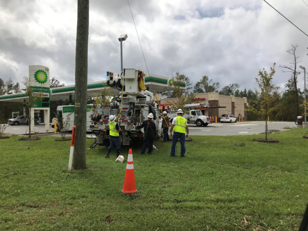 杜克能源工作人員在佛羅倫斯颶風離開後致力於恢復供電