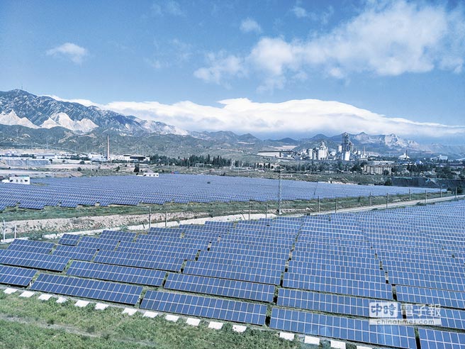 大陸中西部山區分布許多太陽能電站，場面非常壯觀。圖為山西太陽能板。（記者楊俊斌攝）