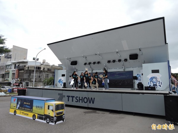台東縣打造行動智慧舞台車，搭載節能與智慧科技。（記者張存薇攝）