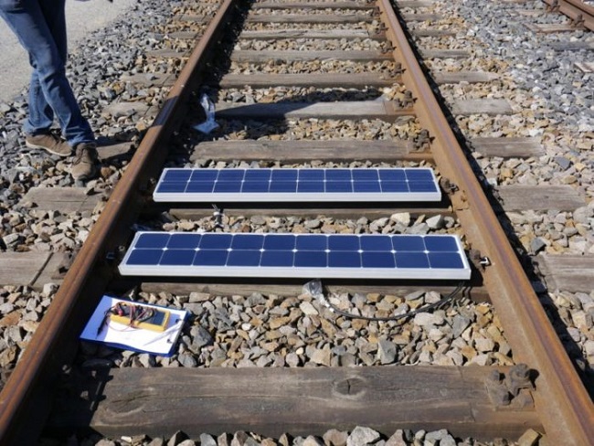 鐵路枕木上鋪滿太陽能光電系統