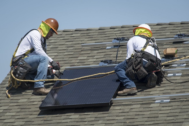 屋頂裝設太陽能板