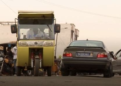 非洲象牙海岸發展三輪太陽能計程車，改善當地汽車廢氣排放問題。（Photo by 影片截圖）