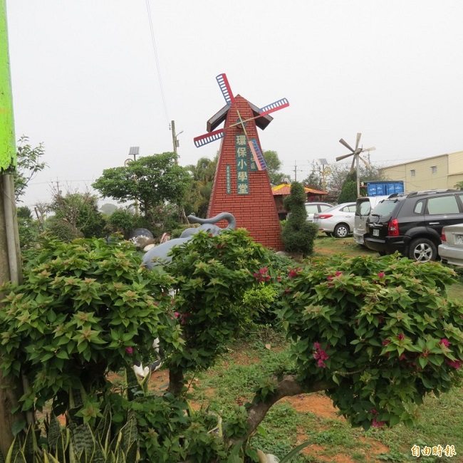 立全社區開發一座園區，不但有會發電的小小風車，還有菜園。（記者蘇金鳳攝）