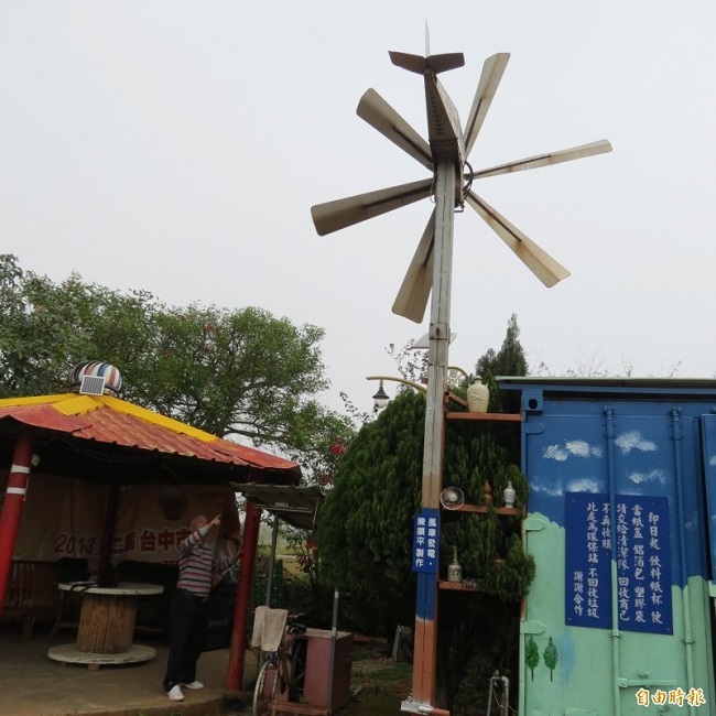 蔗廍里立全社區設一座小小風力發電風車，可供應菜園休憩處一個晚上用電。（記者蘇金鳳攝）