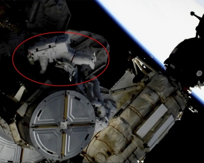 太空人在太空站外更換老化電池。（圖／美聯社／達志影像）